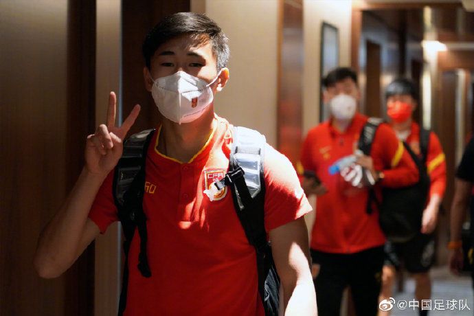凡妮莎;柯比似乎穿的是高跟鞋，而强森的表情也没有那么轻松